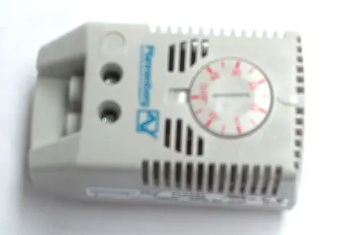 Temperaturregler von Daikin in kompaktem Design mit einem Ziffernblatt zur Temperaturregelung und zwei Sensoröffnungen an der Vorderseite.